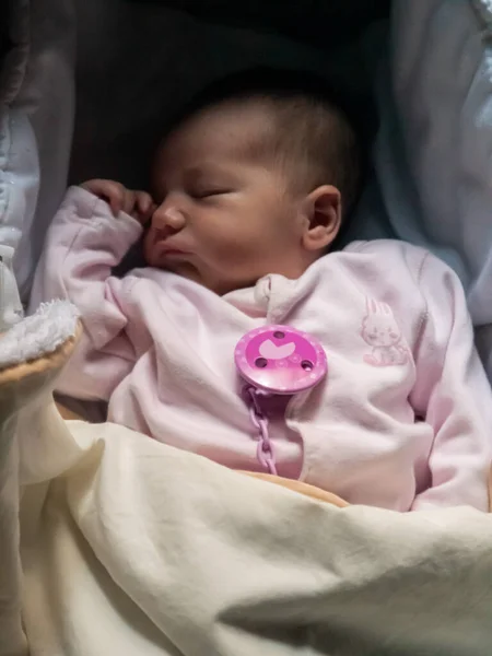 Lugnt Nyfött Barn Kaukasisk Lugnt Sovande — Stockfoto