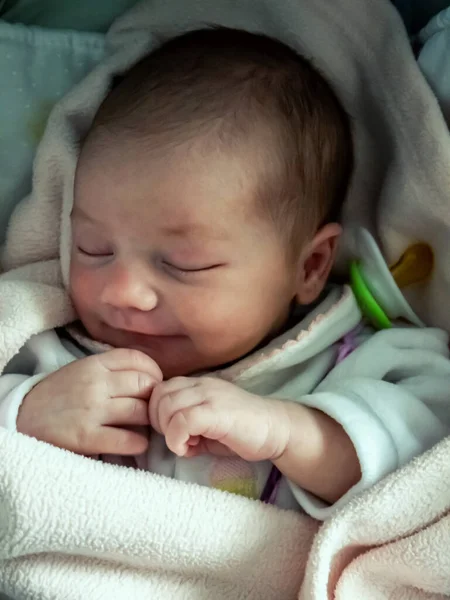 Bebé Recién Nacido Pacífico Caucásico Durmiendo Pacíficamente Sonriendo — Foto de Stock