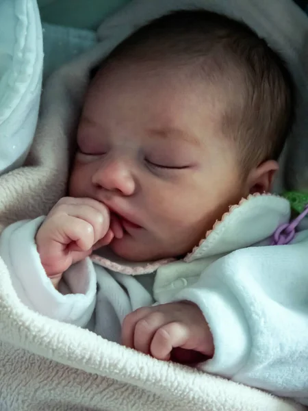 Bebé Recién Nacido Pacífico Caucásico Durmiendo Pacíficamente — Foto de Stock