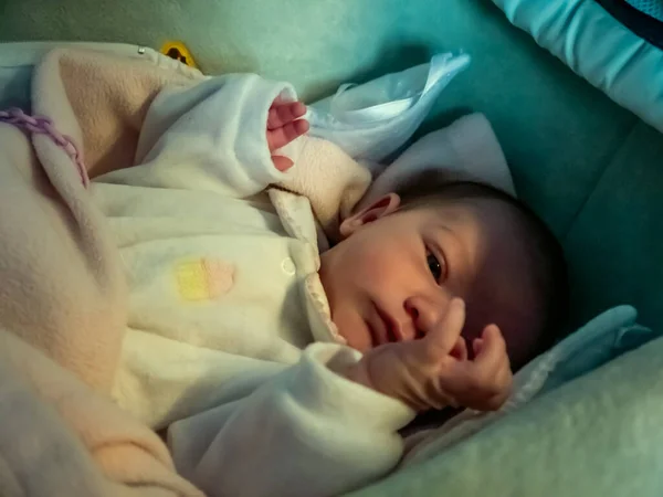 Friedliches Kaukasisches Neugeborenes Sie Schaut Auf Ihre Hand — Stockfoto