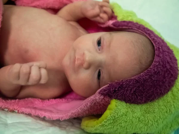 Pequeño Bebé Caucásico Ella Feliz Después Tomar Baño Usando Toalla — Foto de Stock