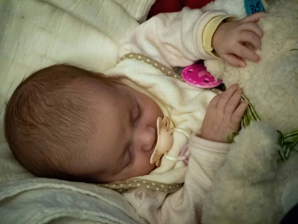 Lugnt Nyfött Barn Kaukasisk Lugnt Sovande — Stockfoto