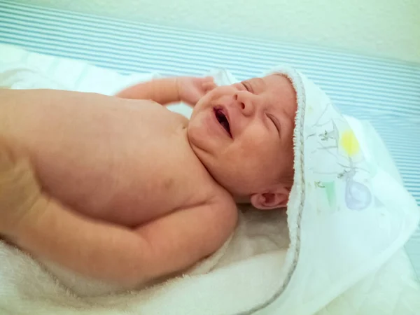 Pequeño Bebé Caucásico Ella Feliz Sonriente Toalla Después Tomar Baño — Foto de Stock