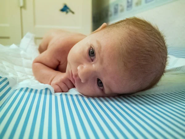 Pequeño Bebé Caucásico Ella Está Bastante Relajada Acostada Cambiador Después — Foto de Stock