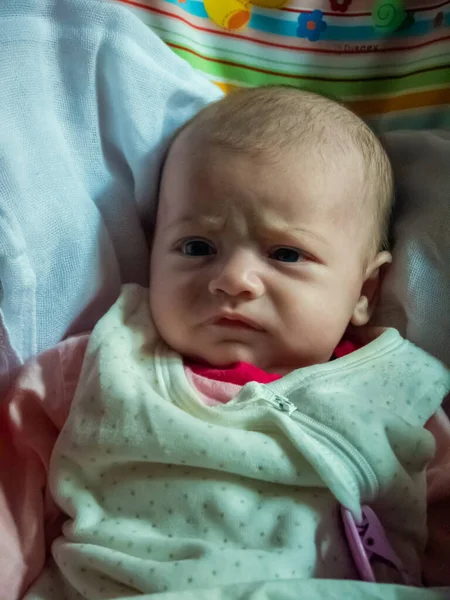 Pequeño Bebé Caucásico Cochecito Ella Está Haciendo Caras Sorprendido — Foto de Stock