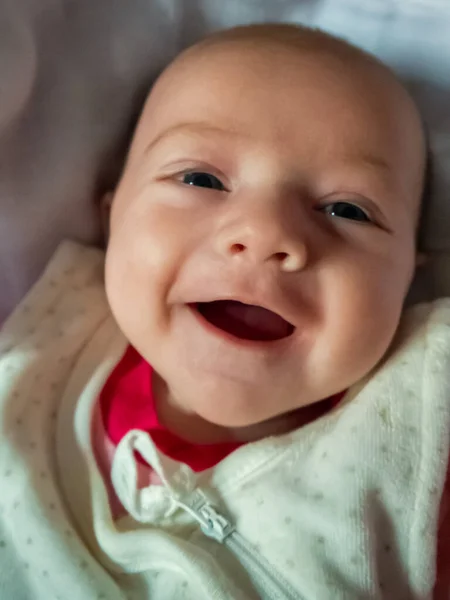 Kleines Kaukasisches Baby Auf Ihrem Kinderwagen Sie Macht Gesichter Lacht — Stockfoto