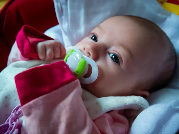 Vreedzame Blanke Kleine Baby Valt Slaap Zuigt Aan Haar Speen — Stockfoto