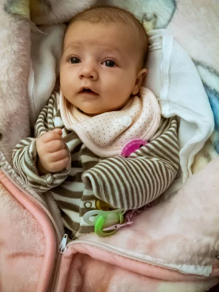 Pequeño Bebé Caucásico Pacífico Ella Está Mirando Alrededor Acostada Cochecito — Foto de Stock