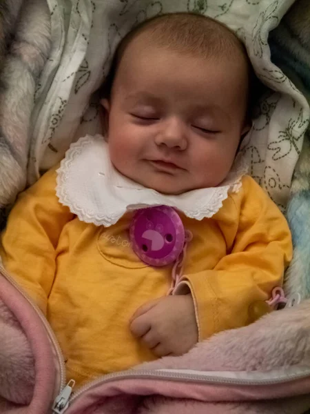 Pequeño Bebé Pacífico Caucásico Durmiendo Pacíficamente Sonriendo — Foto de Stock