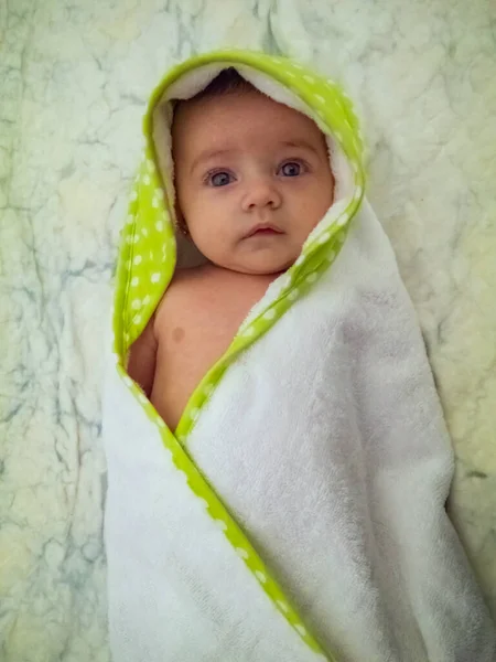 Kleines Kaukasisches Baby Sehr Entspannt Nach Dem Baden — Stockfoto