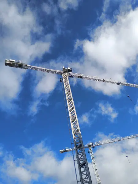 Zwei Kräne Arbeiten Sie Stehen Einem Blauen Himmel Mit Wolken — Stockfoto