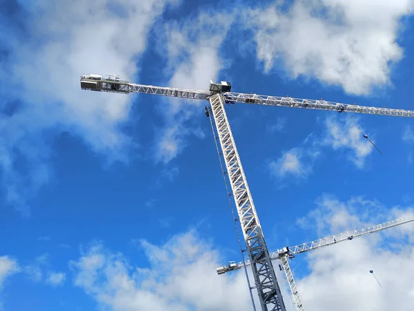 Zwei Kräne Arbeiten Sie Stehen Einem Blauen Himmel Mit Wolken — Stockfoto