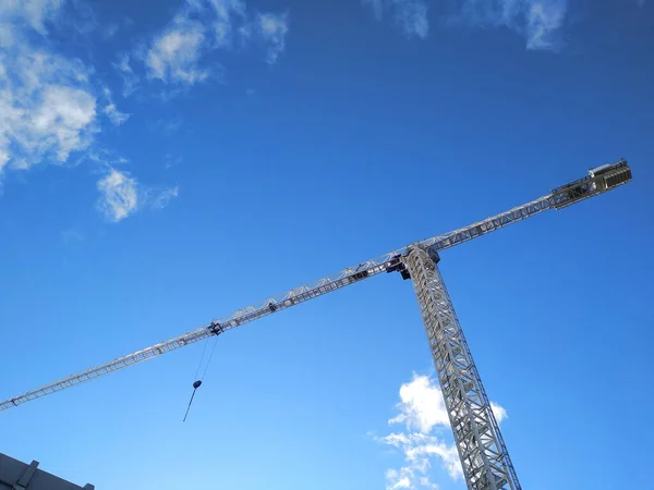 Ein Kran Arbeitet Sie Stehen Einem Blauen Himmel Mit Wolken — Stockfoto