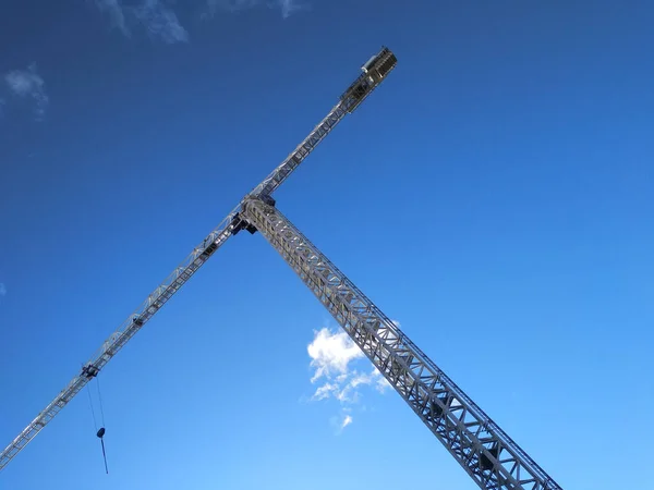 Ein Kran Arbeitet Sie Stehen Einem Blauen Himmel Mit Wolken — Stockfoto