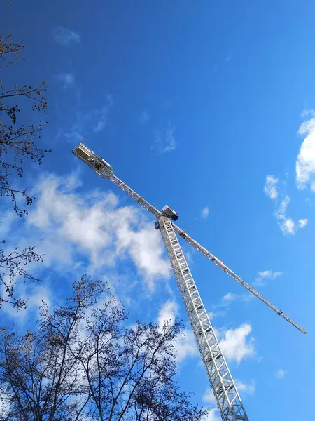 Ein Kran Arbeitet Sie Stehen Einem Blauen Himmel Mit Wolken — Stockfoto