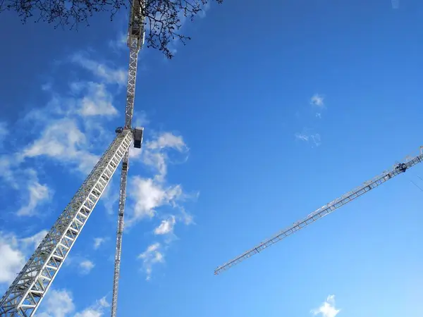 Zwei Kräne Arbeiten Sie Stehen Einem Blauen Himmel Mit Wolken — Stockfoto