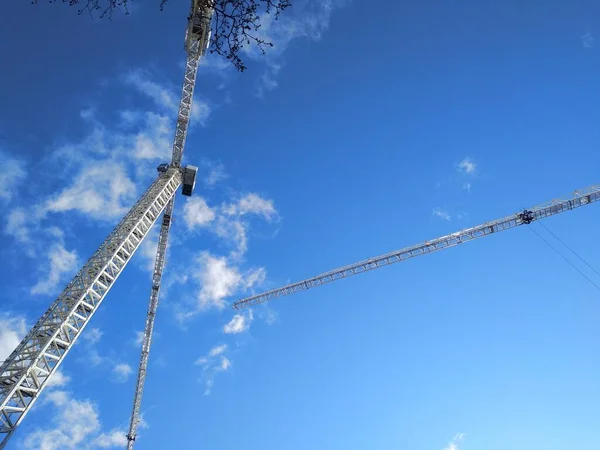 Zwei Kräne Arbeiten Sie Stehen Einem Blauen Himmel Mit Wolken — Stockfoto