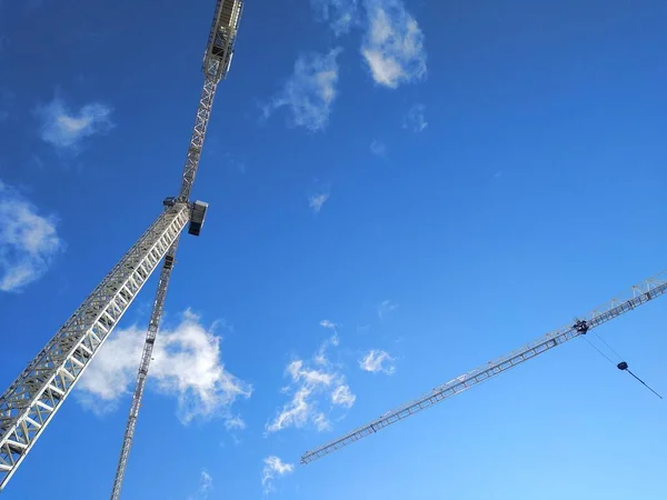 Zwei Kräne Arbeiten Sie Stehen Einem Blauen Himmel Mit Wolken — Stockfoto