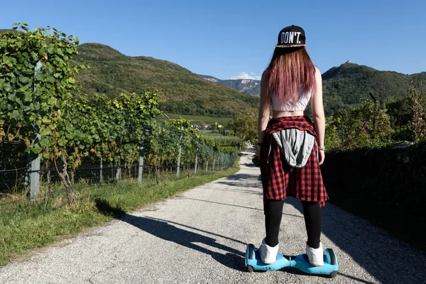 Fille avec hoverboard Photos De Stock Libres De Droits