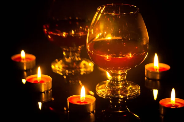 Gläser Brandy Auf Dem Tisch Mit Spiegelung Und Kerzen — Stockfoto