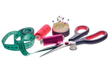 nesneleri dikiş, konu, iğneler, makaslar izole arka plan beyaz