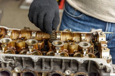 mekanik atölye eski araba motoru tamiri