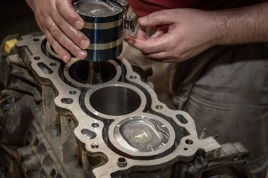 mekanik atölye arabanın motoru onarır, piston yükleyin
