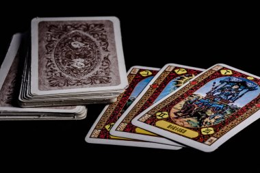 Tarot kartları masada.