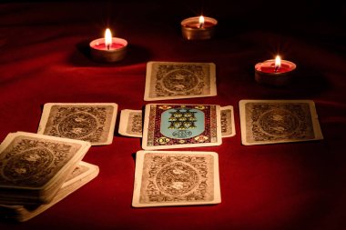 Mum ışığında masada Tarot kartları