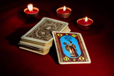 Mum ışığında masada Tarot kartları
