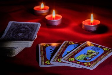 Mum ışığında masada Tarot kartları