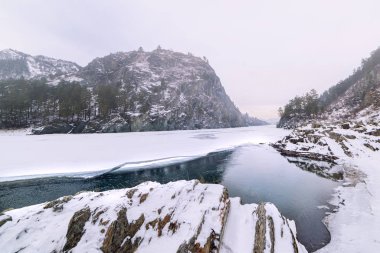Karla kaplı dağlar ve dağ nehri manzarası