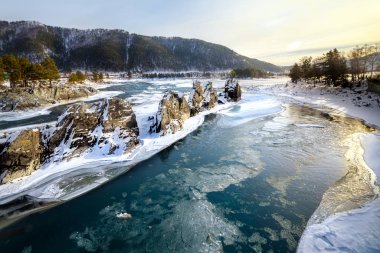 Karla kaplı dağlar ve dağ nehri manzarası