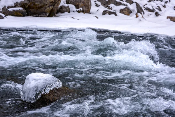Ροή Νερού Παγωμένου Ορεινού Ποταμού — Φωτογραφία Αρχείου