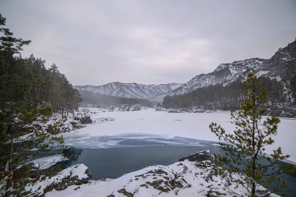 Karla Kaplı Dağlar Dağ Nehri Manzarası — Stok fotoğraf