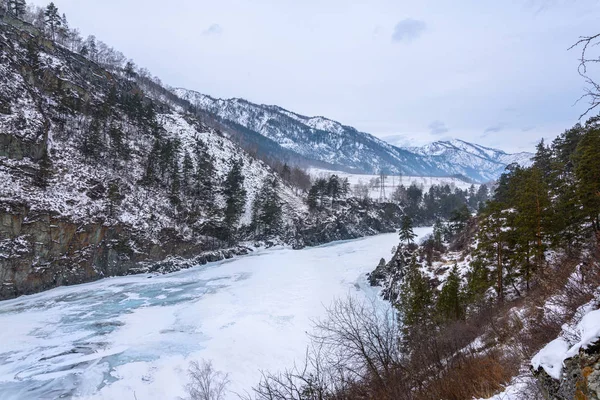Karla Kaplı Dağlar Donmuş Bir Dağ Nehri Olan Bir Manzara — Stok fotoğraf
