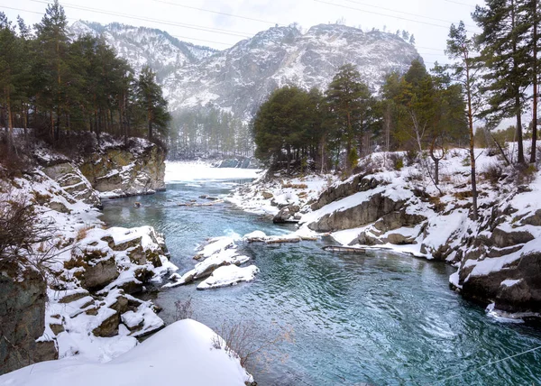 Karla Kaplı Dağlar Dağ Nehri Manzarası — Stok fotoğraf