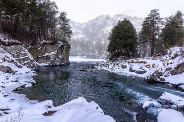 Karla Kaplı Dağlar Dağ Nehri Manzarası — Stok fotoğraf