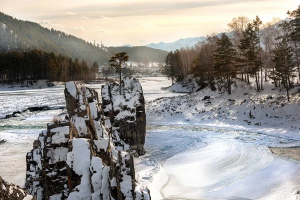 Donmuş Bir Nehrin Ortasında Güneşle Aydınlanan Karla Kaplı Kayalar — Stok fotoğraf