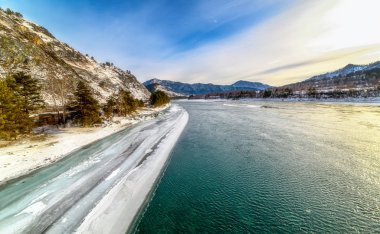 Karla kaplı dağlar ve dağ nehri manzarası