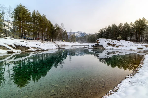 Hermoso Lago Montaña Congelado Entre Montañas Nevadas Árboles Invierno Reflejo — Foto de Stock