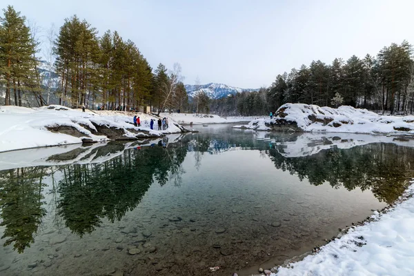 Kışın Karla Kaplı Dağlar Ağaçların Arasında Donmamış Güzel Dağ Gölü — Stok fotoğraf