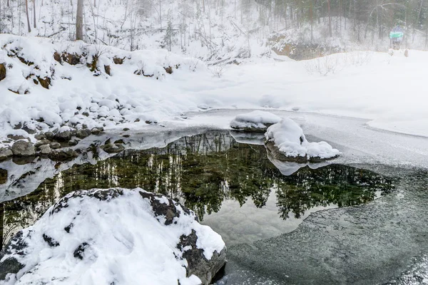 Piękne Nie Zamarznięte Górskie Jezioro Wśród Ośnieżonych Gór Drzew Zimie — Zdjęcie stockowe
