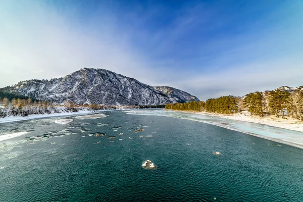 Karla Kaplı Dağlar Dağ Nehri Manzarası — Stok fotoğraf