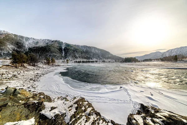 Karla Kaplı Dağlar Dağ Nehri Manzarası — Stok fotoğraf