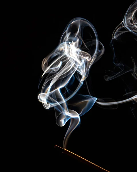 Μια Στάλα Λευκού Καπνού Από Ένα Θυμίαμα Μαύρο Φόντο — Φωτογραφία Αρχείου