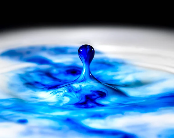 Blauwe Verf Druipt Melk Vormt Mooie Strepen Close — Stockfoto