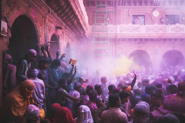 寺に人流れの群衆 — ストック写真