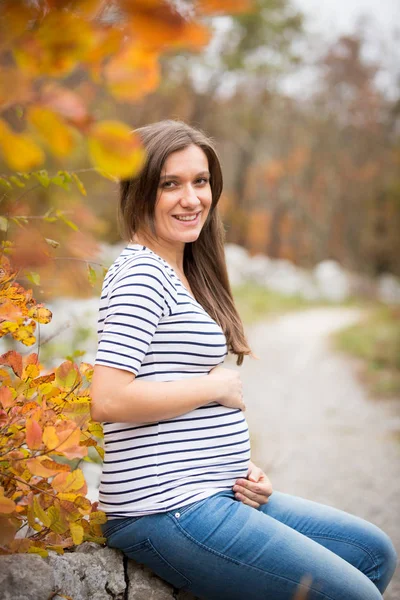 Gravid ung kvinne – stockfoto