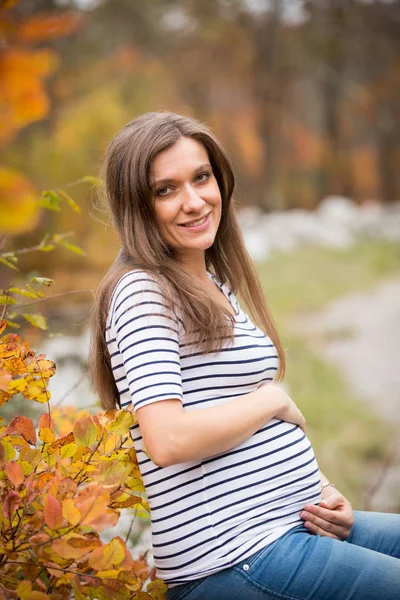 Gravid ung kvinne – stockfoto